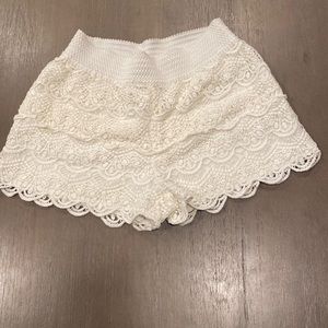 Epic Threads juniors cream lace shorts Med. EUC
